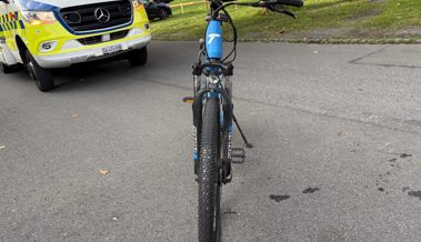 17-jähriger E-Bike-Fahrer prallt in ein stehendes Auto und verletzt sich