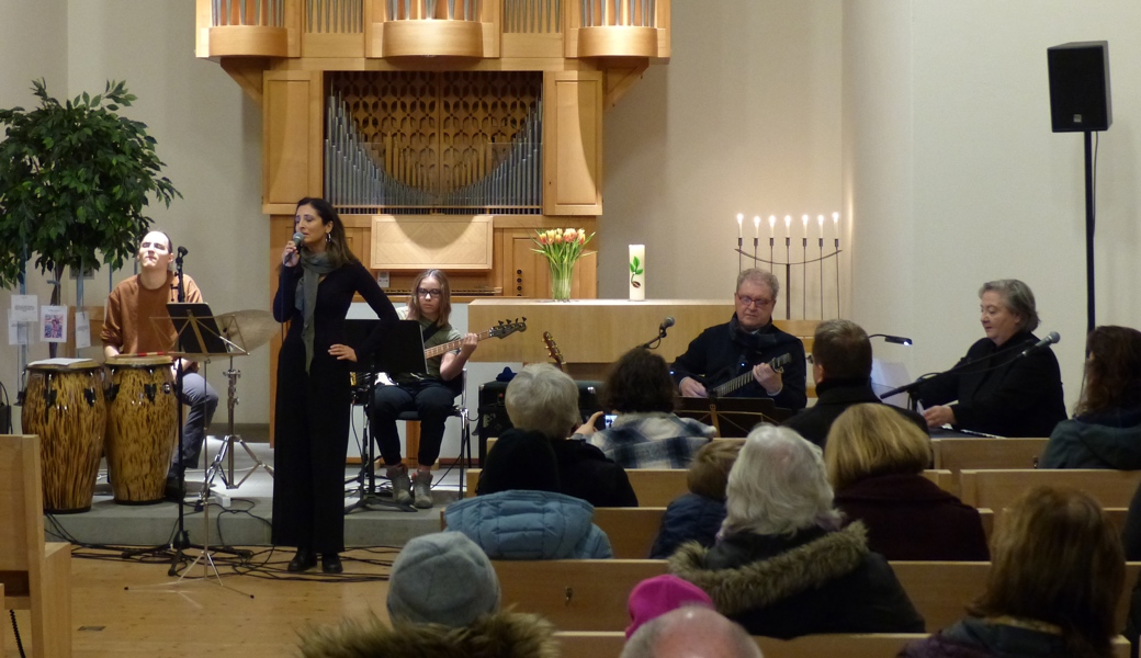 Die Crossover-Band mit Gastsängerin Melissa Kehl in der gut besuchten Kapelle Widnau. (pd)