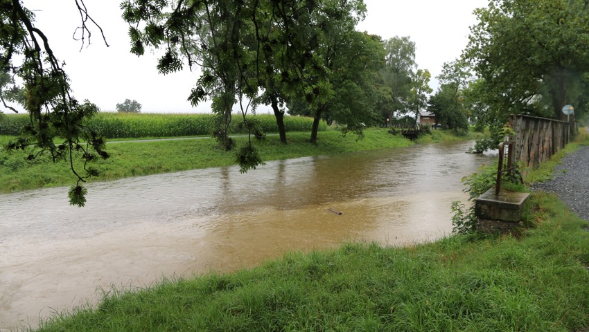Der starke Regen setzt Felder unter Wasser und lässt Flüsse anschwellen Der starke Regen setzt Felder unter Wasser und lässt Flüsse anschwellen