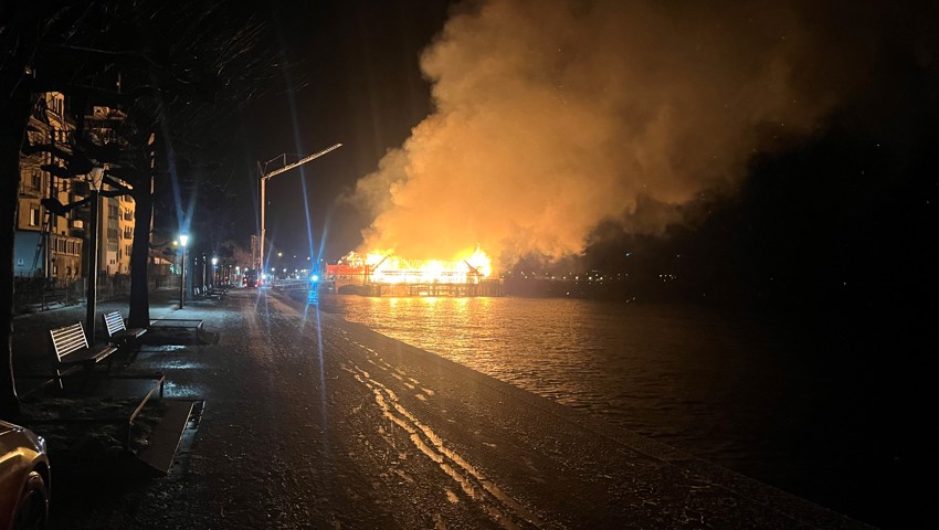 Das Feuer war weit herum zu sehen. Das Feuer war weit herum zu sehen.