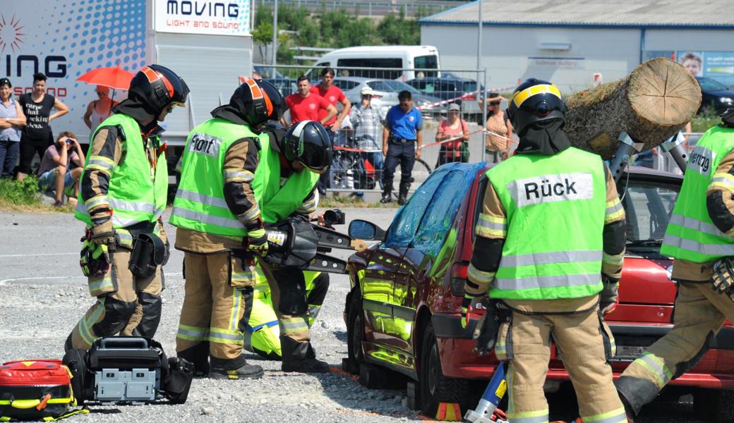 In mehreren Einsatzdemonstrationen zeigte die Feuerwehr RTL, wie sie arbeitet. Hier wird ein Verunfallter aus einem Auto befreit, auf das ein Baum gefallen ist.