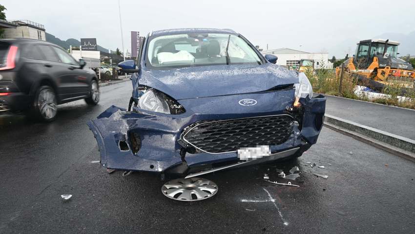 Zaun gestreift, dann in ein anderes Auto geprallt: Frontalkollision im Morgenverkehr