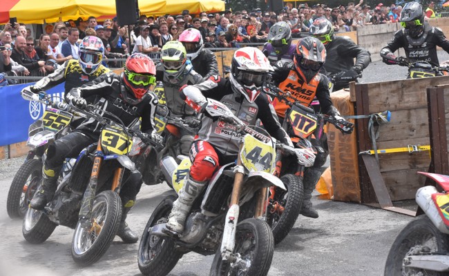 Supermoto-Fahrerinnen und -Fahrer sind auf allen Unterlagen und bei jedem Wetter schnell
