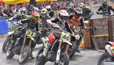 Supermoto-Fahrerinnen und -Fahrer sind auf allen Unterlagen und bei jedem Wetter schnell Supermoto-Fahrerinnen und -Fahrer sind auf allen Unterlagen und bei jedem Wetter schnell