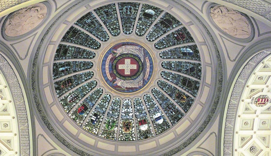 Das Bundeshaus in Bern mit der Kuppel über der Eingangshalle mit den Kantonswappen. 