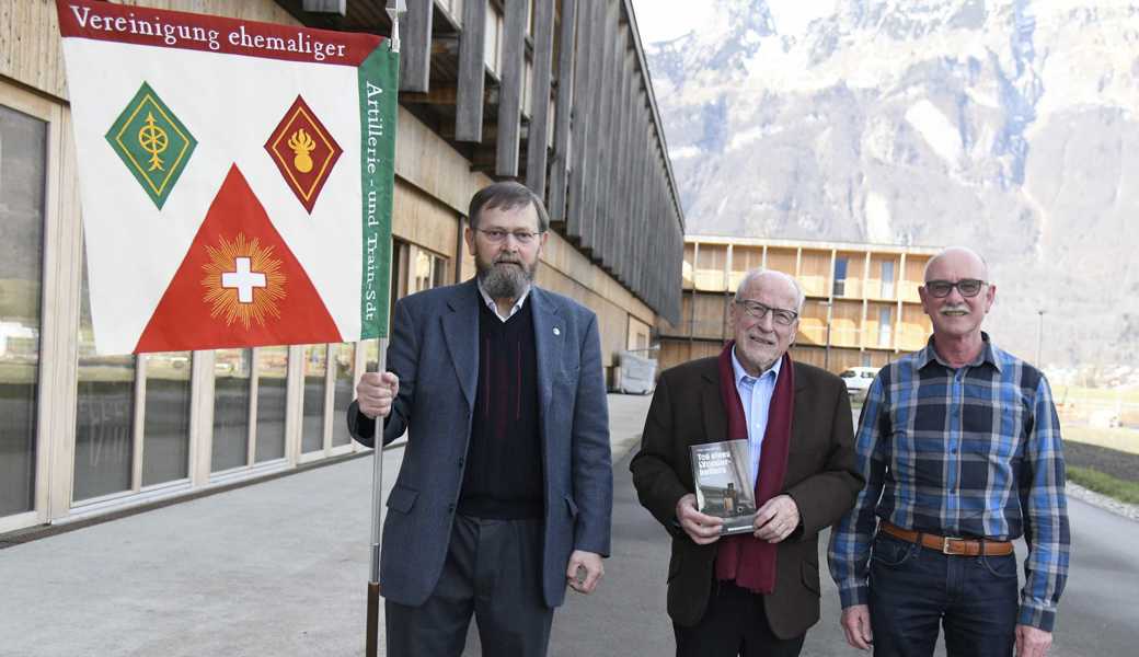 Peter Eggenberger (Mitte), hier flankiert von Fähnrich Jakob Good und dem neuen Präsidenten Leo Gschwend, sprach an der Tagung über seine Zeit als Fremdenlegionär.  