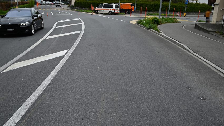 Verhängnisvolles Ausweichmanöver: Traktor kippt, Kartoffeln landen auf der Strasse