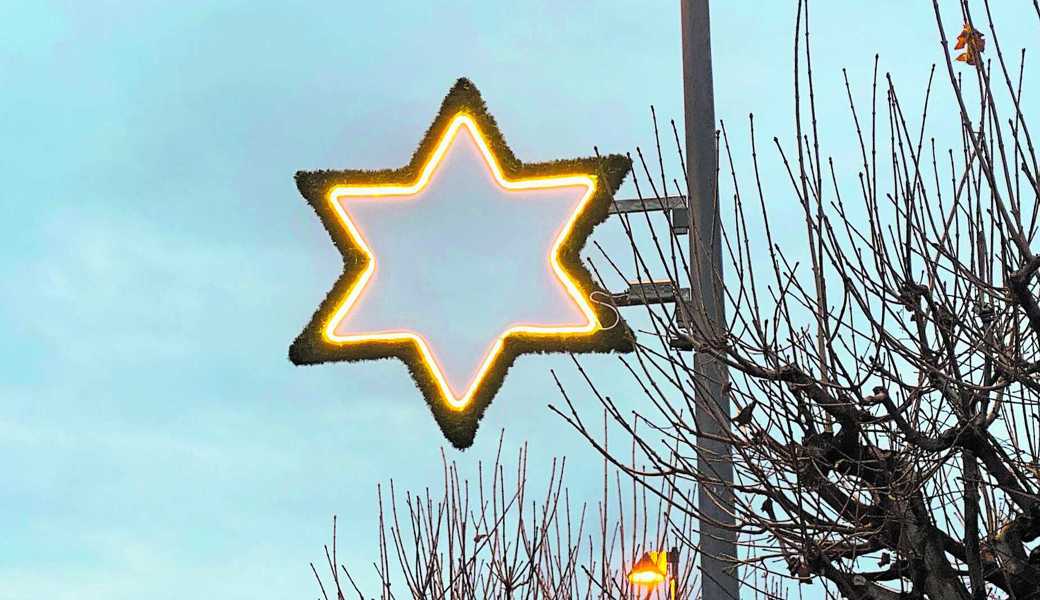 Die Gemeinde Oberriet hat nun in allen fünf Dörfern eine einheitliche Weihnachtsbeleuchtung. Die schon bisher verwendeten Sterne wurden für insgesamt rund 80&apos;000 Franken umgebaut und deutlich aufgewertet.