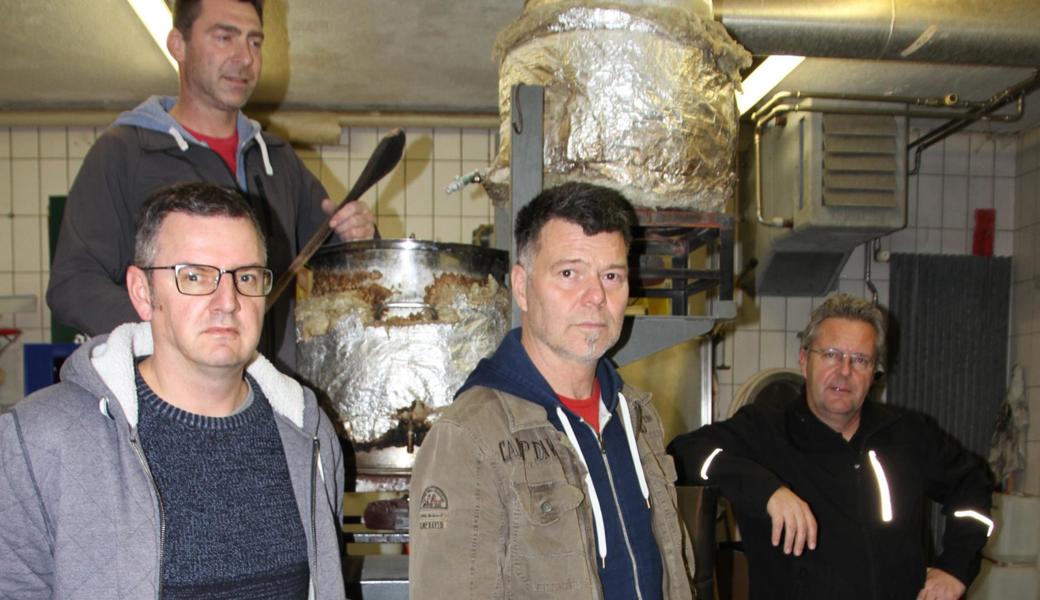 Die Hobby-Bierbrauer Renato Krähenmann, Willi Schäfer, Egbert Michel und Thomas Rohner (von links) mit dem letzten Rohmaterial vor ihrem Drei-Geräte-Sudturm.