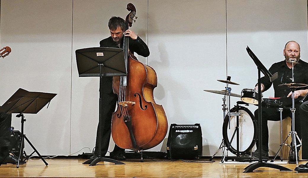 Die Lehrerband der Musikschule Am Alten Rhein mit Schulleiter Rainer Thiede, Gitarre, Heltin Guraziu, Bass, Reto Kuster, Drums, und Bruno Ritter, Klarinette, begeisterte mit bulgarischen Tänzen. 