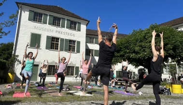 Yoga unter freiem Himmel im Museumsgarten