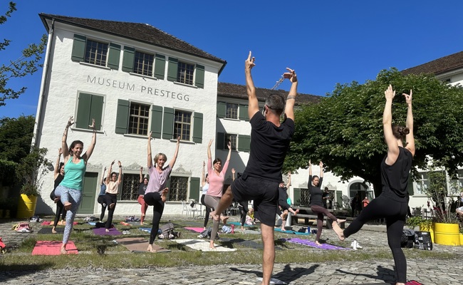 Yoga unter freiem Himmel im Museumsgarten