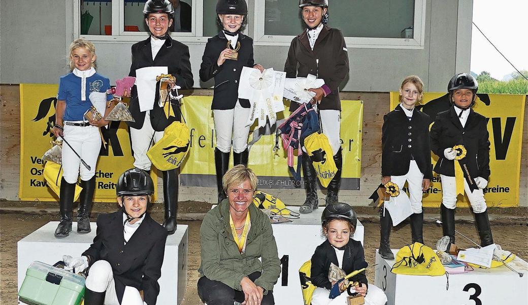 Die Besten der Kategorie einfacher Reitwettbewerb: (oben v. l.) Michaela Meister (Diepoldsau), Siri Klee (Oberegg), Maelle Wicki, Alena Herter (Diepoldsau), Svenja Gschwend (Montlingen), Noe Straub; (unten) Emma Borgschulte, Manon Brunner (OK-Präsidentin), Janika Schegg (Montlingen).