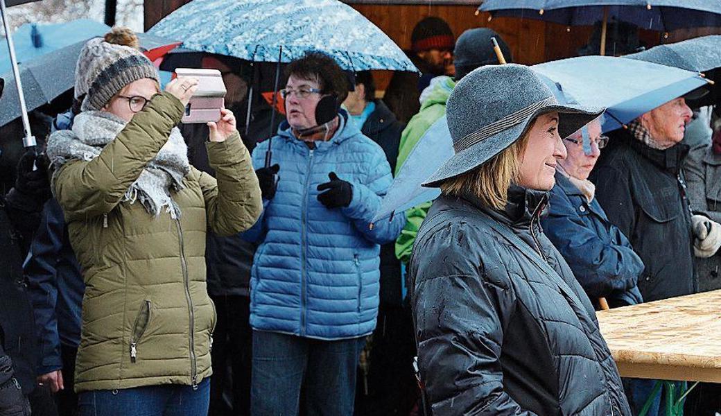 Die Besucher hörten trotz misslichem Wetter aufmerksam zu.