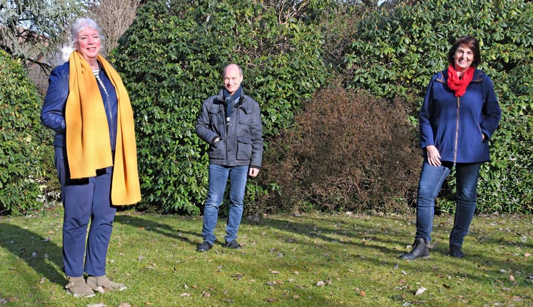 Der Hospiz-Dienst Rheintal hat seine Geschäftsstelle an der Kugelgasse in Altstätten und darf den «Diogenes»-Garten mitbenutzen. Die Präsidentin Jutta Cobbioni (von links), das Vorstandsmitglied Martin Bürki und die Stellenleiterin Erika Ulmann schenken künftig den Angehörigen ihrer Klienten mehr Aufmerksamkeit.
