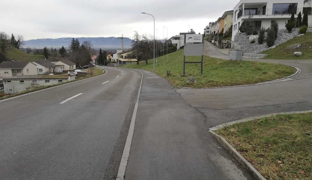 Der Kanton hält fest am angefochtenen Projekt und will auf der Appenzellerstrasse unmittelbar unter der Einfahrt des Spanierhofquartiers – auf Höhe der Kurve – eine Verkehrsinsel anbringen. Wann die Arbeiten beginnen, ist noch offen. 
