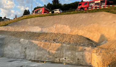 Alkoholisiert und ohne Führerschein: 26-Jähriger flüchtet nach Selbstunfall