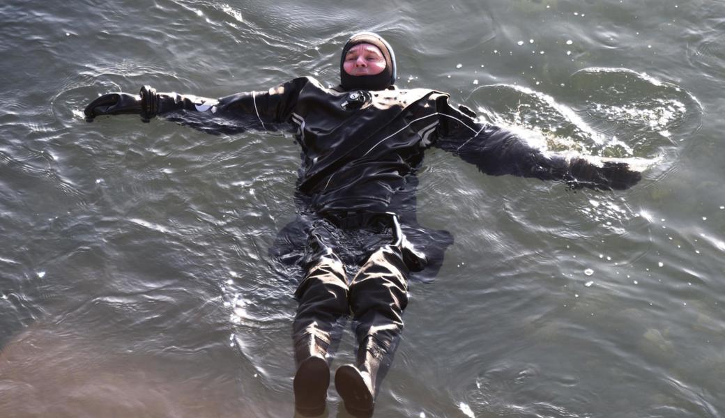 Das Bad im Rhein sieht doch ganz gemütlich aus – zumindest bei ihm.