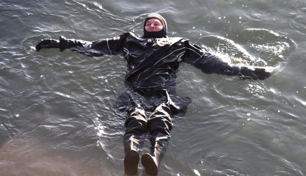 Das Bad im Rhein sieht doch ganz gemütlich aus – zumindest bei ihm.