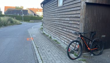 Mit dem Velo frontal in eine Hauswand gefahren