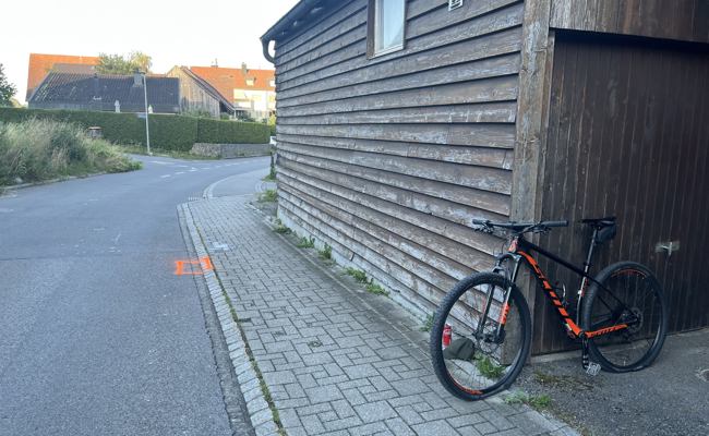 Mit dem Velo frontal in eine Hauswand gefahren