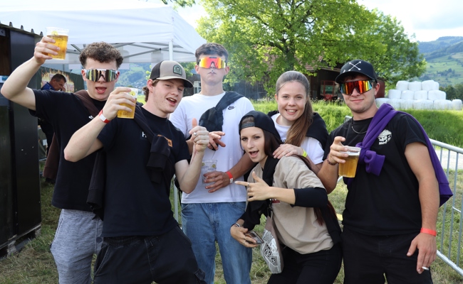 Festival im Riet mit Sonnenschein, holländischem Act und guter Laune