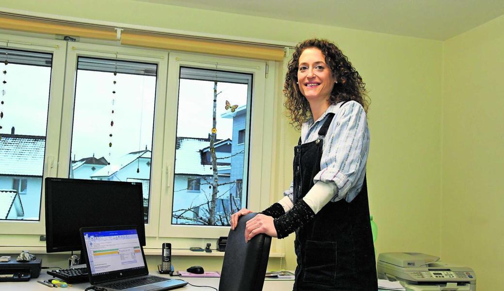 Aus dem Büro der Schulleiterin wird ein Spielzimmer. Sandra Hengartner zügelt für den Schülerhort in ein Schulzimmer. Dort wird auch das Schulsekretariat eingerichtet.  