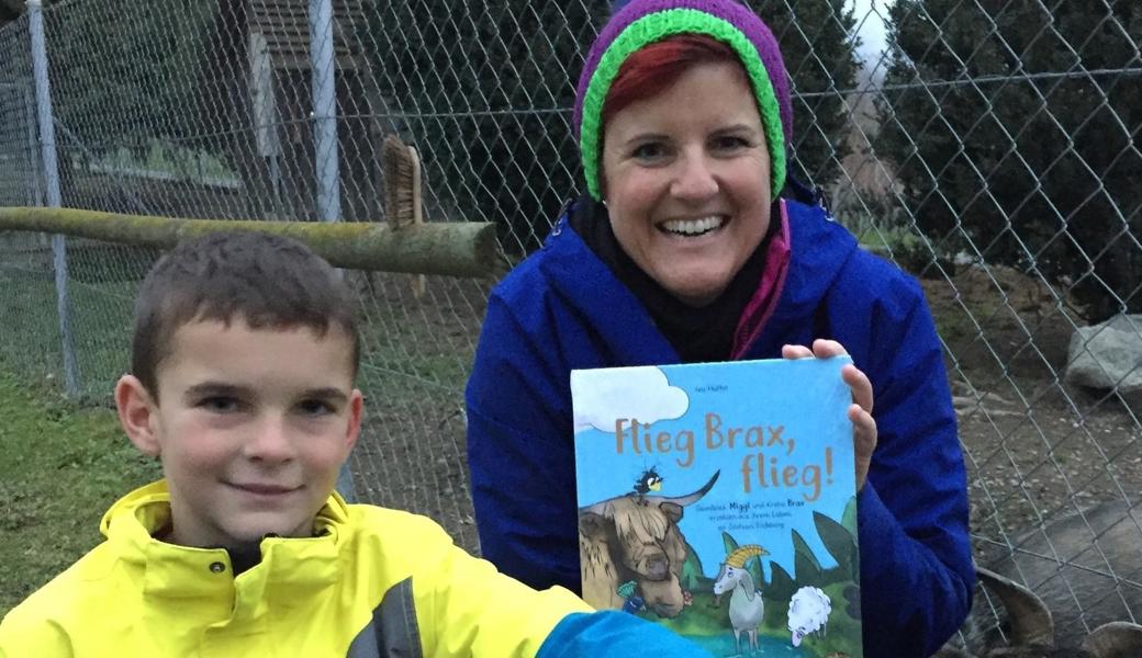 Jasmin Hutter hat ein Bilderbuch gemacht. Das freut auch Sohn Jon. Der Erlös kommt vollumfänglich dem Zoo Gnadenhof Eichberg zugute.
