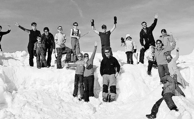 Iglu-Vergnügen bei Sonnenschein  und unter Sternenhimmel