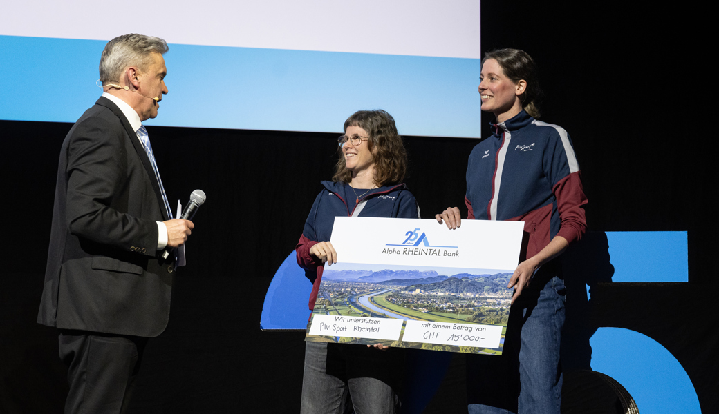 Reto Monsch (CEO Alpha RHEINTAL Bank) mit Claudia Fischli (Präsidentin) und Annina Jäger (Technische Leitung)
