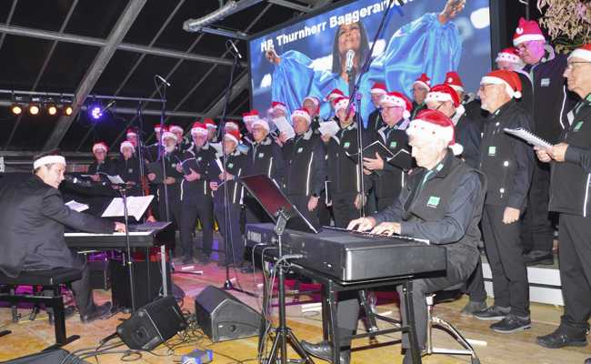 Adventsharmonie mit Jingle Bells und Feliz Navidad im Gewächshaus