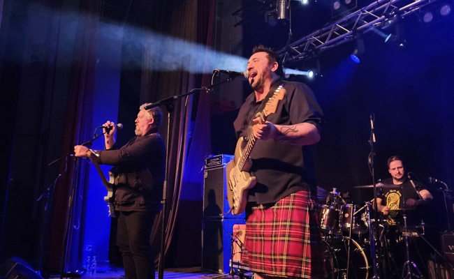 Rauchige Stimmen und bluesige Gitarren-Riffs im Madlen