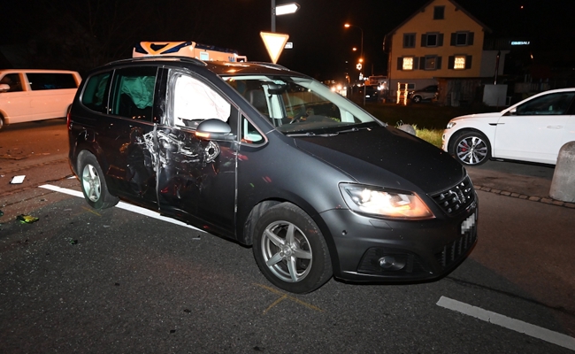 18-Jährige Motorradfahrerin verletzt sich bei Unfall mit einem Auto schwer - Polizei sucht Zeugen