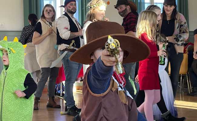 Kinderfasnacht ist nicht ohne: «Hände hoch», meinte der Knirps mit Pistole