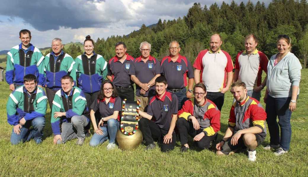 Das Podest des Feldes E mit (von links) der FSG Schwellbrunn (3.), Sieger Heiden und der SG Herisau Säge (2.). Das Podest des Feldes E mit (von links) der FSG Schwellbrunn (3.), Sieger Heiden und der SG Herisau Säge (2.).
