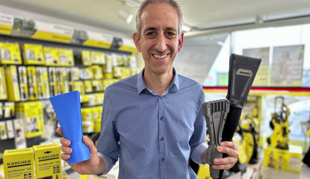 Nicola Bitar mit der Düse, die er in seiner Garage entwickelt hat und schliesslich der Firma Kärcher verkaufen konnte.
