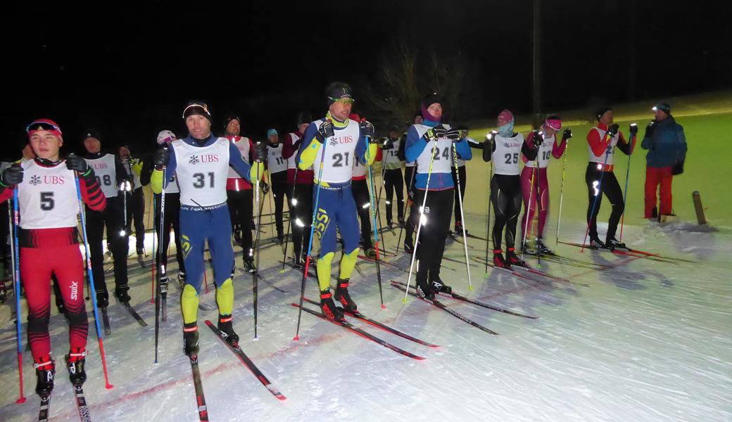 Beim Massenstart auf der Nachtloipe ging es darum, sich gleich eine gute Position zu ergattern.