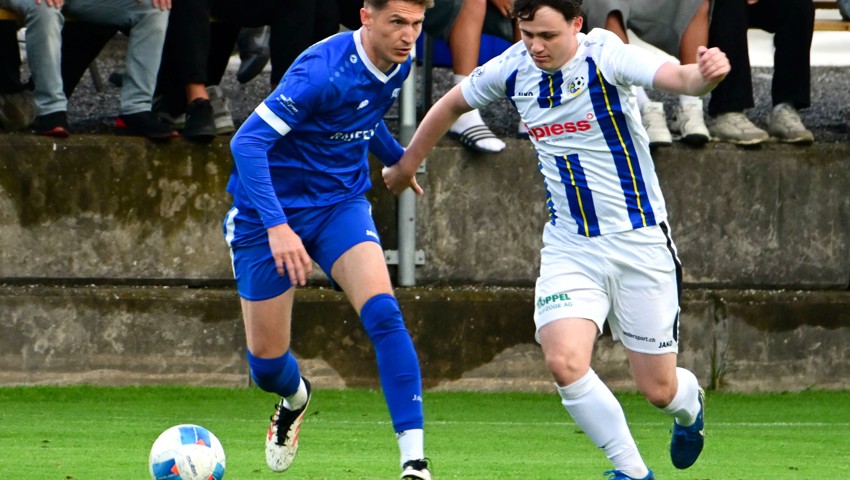 Der FC Au-Berneck (mit Fabian Dierauer, rechts) trifft auf Valposchiavo Calcio, Rüthi (mit Flamur Bojaxhi) empfängt Vaduz II.