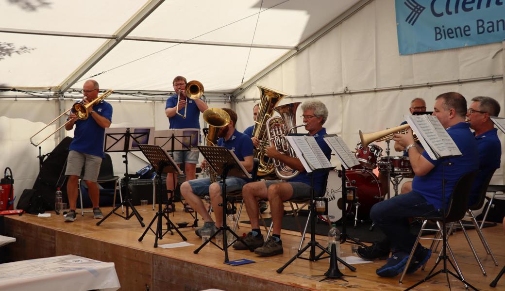 Im Festzelt der Stadtmusik Altstätten spielt eine Formation nach der anderen. Hier treten die Jungen Stadtmusikanten auf.