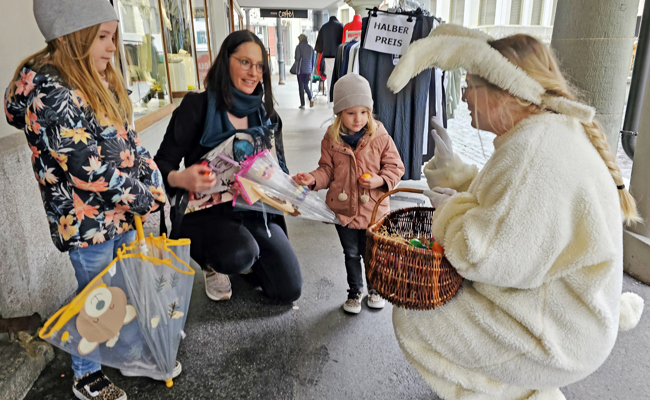 Im Städtli gabs Ostereier direkt vom Osterhasen