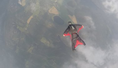 In den Alten Rhein gestürzt: Schwerer Unfall bei Wingsuit-Sprung