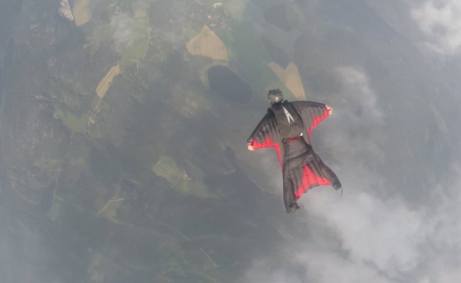 In den Alten Rhein gestürzt: Schwerer Unfall bei Wingsuit-Sprung