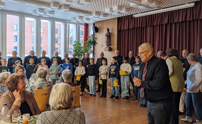 Schulkinder und Männerchörler sangen am Seniorenadvent