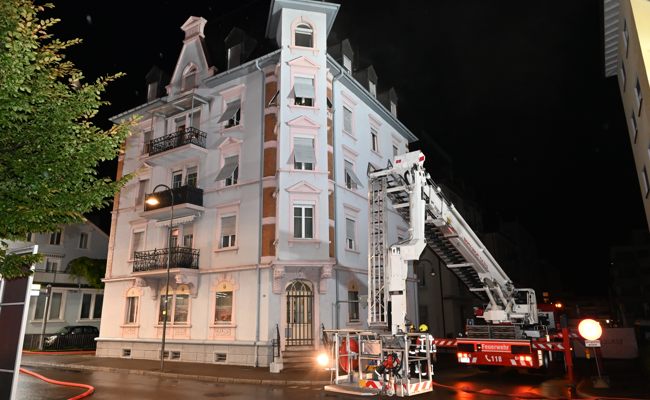 Wohnungsbrand: Feuerwehr rettet eine schwer verletzte 29-jährige Frau