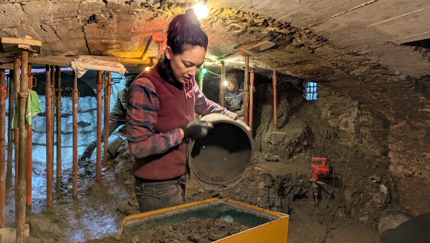2024 glich der Keller noch einer Höhle, doch eine fleissige Gruppe (mit Dania Rezzoli) hat den langen, kapellenhaften Raum freigelegt.
