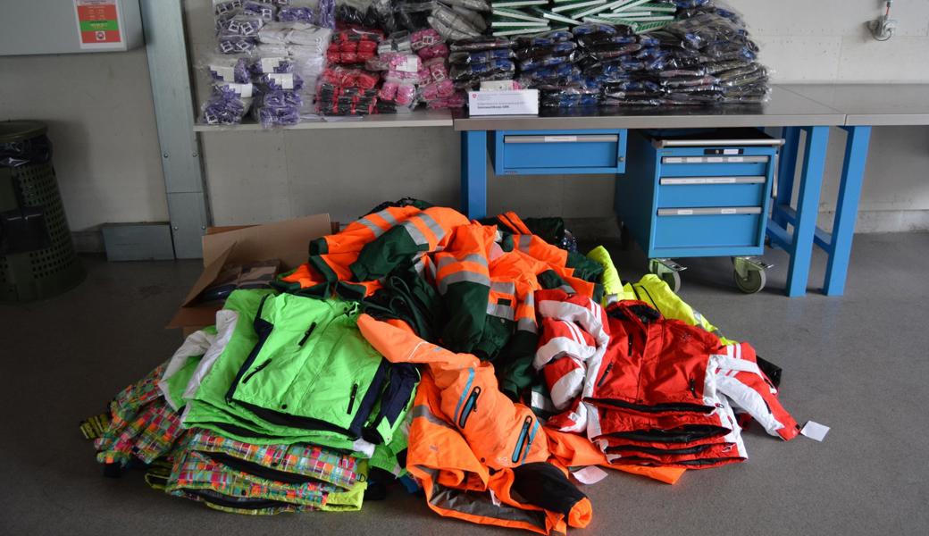 Bei der Kontrolle eines bosnischen Kleinbusses am Grenzübergang Büchel konnten Grenzwächter mutmassliches Diebesgut in Form von Sport- und Arbeitskleidern im Wert von über 10'000 Schweizer Franken beschlagnahmen. Auch hier wurde das Diebesgut und die beiden Personen für weitere Abklärungen der Kantonspolizei St. Gallen übergeben. 