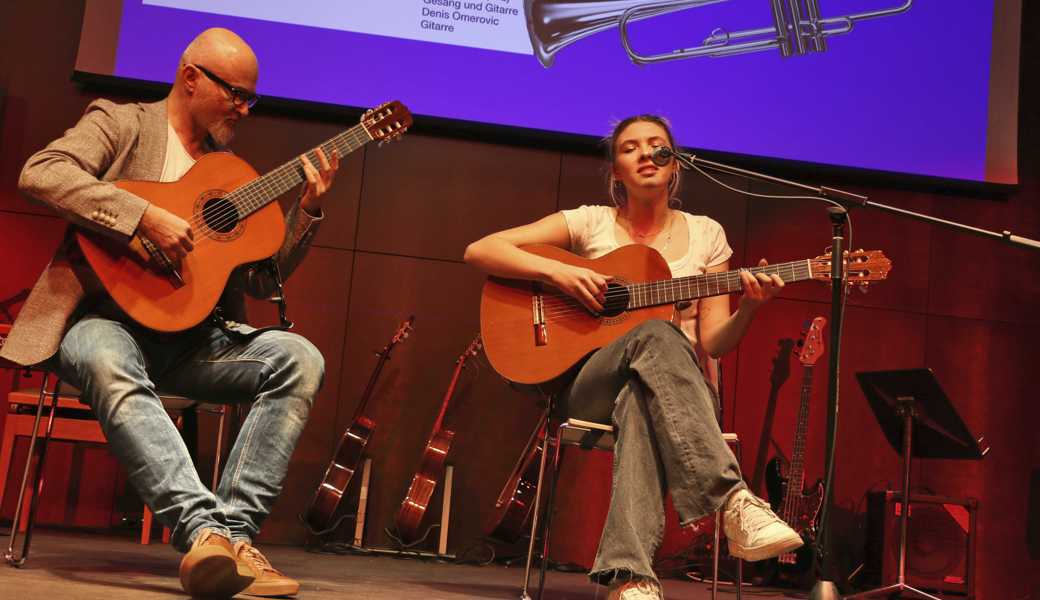 Oben: Miah Dolder trug eine Eigenkomposition vor, begleitet von ihrem Lehrer Denis Omerovic. Unten links: Gefällige Harfenklänge von Antonio Vivaldi mit Zoe Doenecke (l.) und Felicitas Schöbi. Unten rechts: Die FMS-Band trägt schwungvoll Popsongs vor.