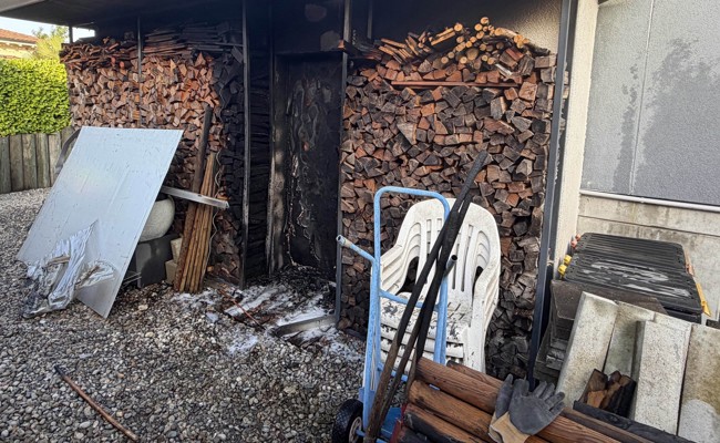 Holzstapel fing Feuer, weil Mann in der Nähe Unkraut abbrannte