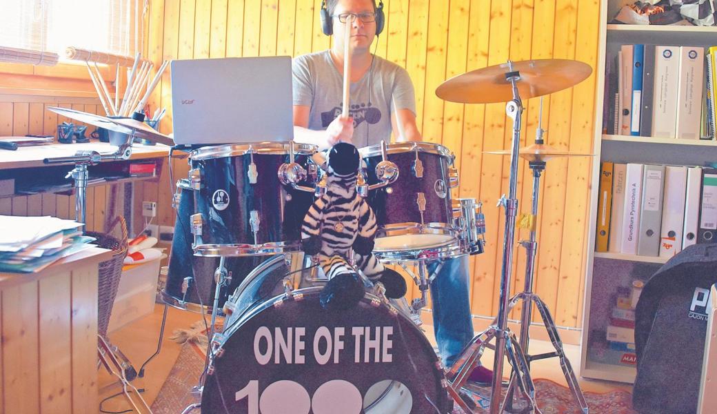 «Einer der 1000», steht auf Flavio Strässles Schlagzeug. Er musste, nachdem er in die Band aufgenommen wurde, innerhalb von vier Monaten viel lernen.