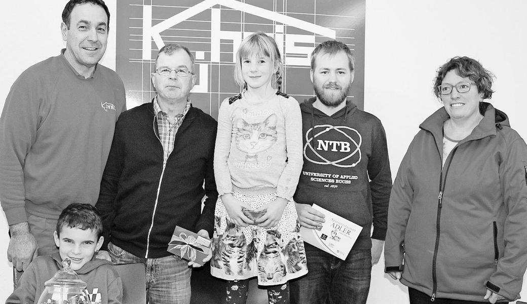 Preisübergabe: Jules Gächter (hinten v. l.), Michael Kolb, Mara Hutter, Peter Schiegg und Eveline Obrist, die den Preis für ihren Sohn Mike abholte. Vorne: Jon Hutter, Bruder der Drittplatzierten Mara Hutter mit der Schätzauf­gabe.  Bild: pd